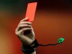 L'arbitro espelle ingiustamente un calciatore della sua squadra e tifoso chiama la polizia