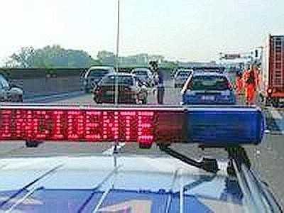 Incidente A4, alle porte di Milano: Investito e ucciso un pedone