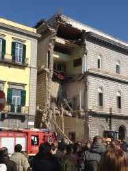 Crollo palazzina a Napoli, ripristino della rete idrica