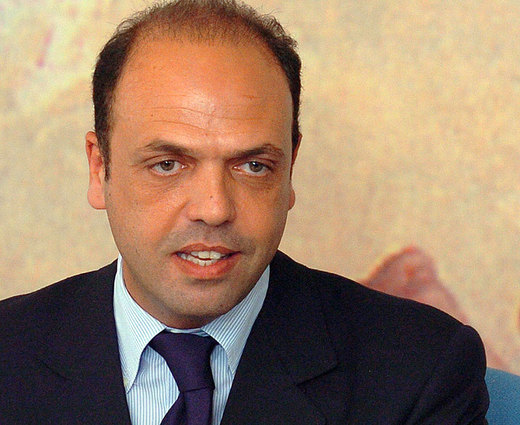 Schermaglie tra Pdl e Pd. Alfano: «Confusi». D'Alema: «Mai con Berlusconi». Gli 8 punti di Bersani