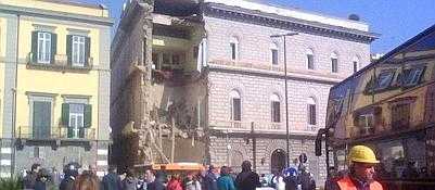 Napoli, crollo in Riviera di Chiaia: auto sotto le macerie. Forse vittime