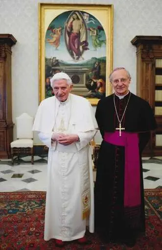 Un Parroco dell'Imperiese ha bruciato durante la messa domenicale l'effigie di Papa Ratzinger