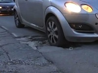 Buche stradali, truffe e falsi incidenti a Napoli