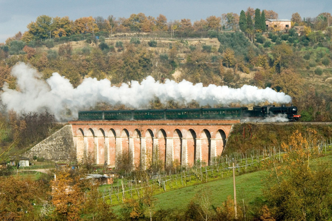 In carrozza, si parte. In treno a vapore tra le terre di Siena