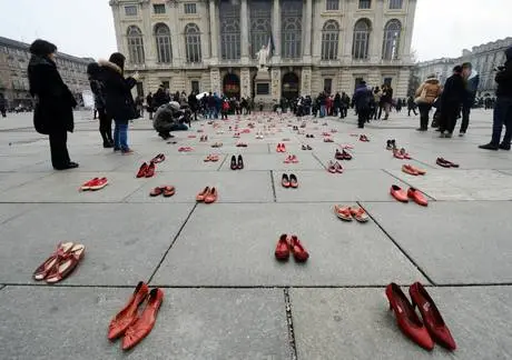 Torino: centinaia di scarpe rosse per dire basta alla violenza sulle donne