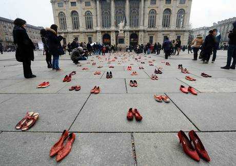 Torino: centinaia di scarpe rosse per dire basta alla violenza sulle donne