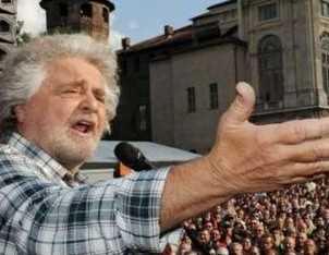 Beppe Grillo e il populismo facile: pugni chiusi per chiedere, ma avrà qualcosa da offrire?