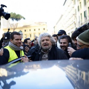 Grillo: "Bersani farà un patto con Berlusconi"