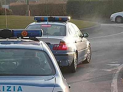 Fidanzati morti in un garage. Avevano lasciato il motore dell'auto acceso