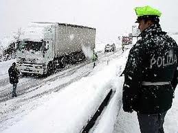 Lanciavano palle di neve dal cavalcavia, denunciati ragazzini