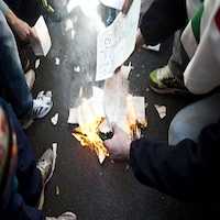 Cagliari, schede elettorali bruciate davanti alla sede della Regione