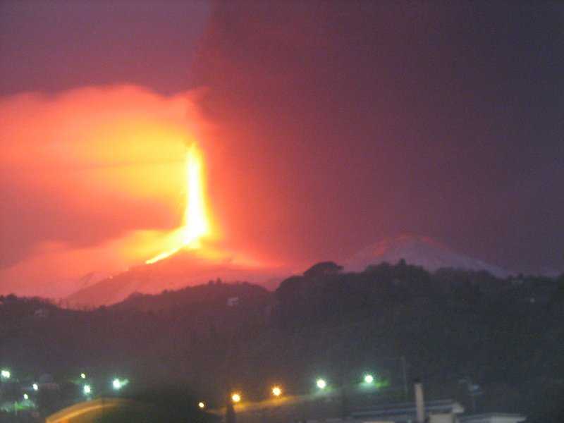Forte eruzione dell'Etna, nube nera fin sullo Stretto di Messina