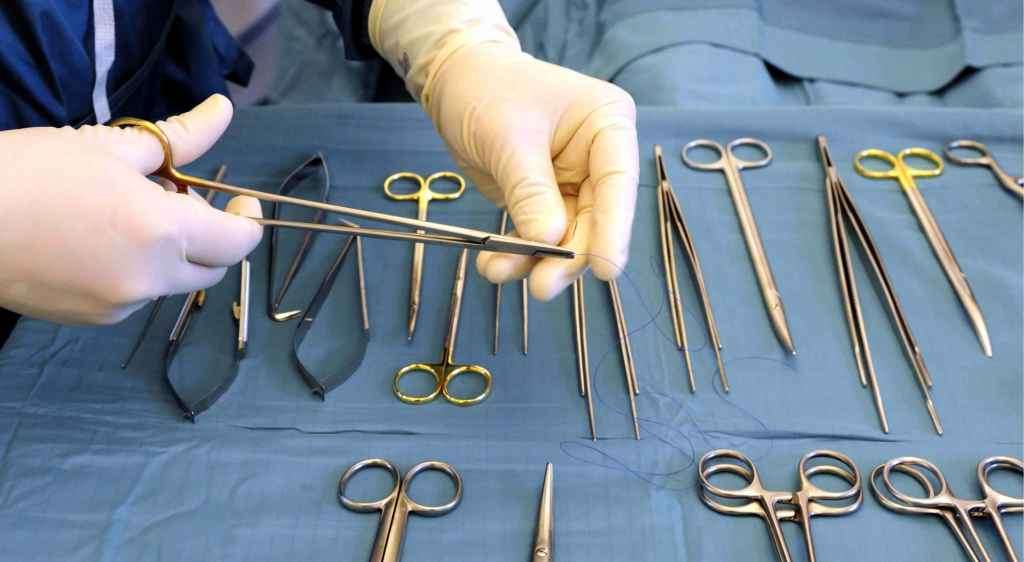 Sette mesi con una pinza nell'addome, muore a Salerno donna 87enne