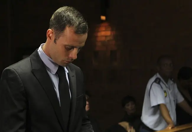 Pistorius: oggi si deciderà sulla libertà su cauzione. Il giudice: «Dove fuggirebbe con le protesi?»