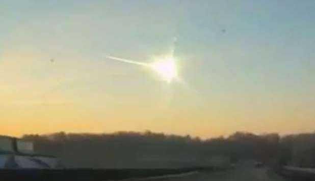 Nuovo allarme meteorite, scia blu nei cieli lettoni