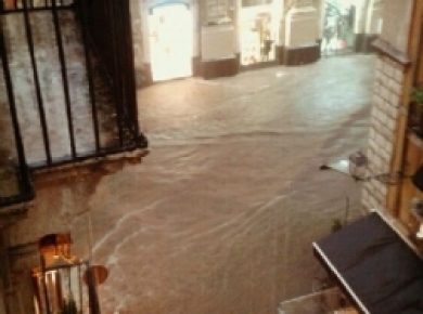 Forte nubifragio a Catania, numerose auto travolte dall'acqua e un disperso [Video]