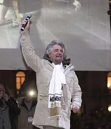 Grillo riempie piazza Duomo a Milano: "Politici, arrendetevi, siete circondati"