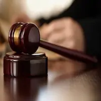 Cagliari, uomo si dà fuoco in un'aula del Tribunale dei minori