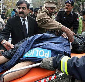 Pakistan: attentato kamikaze, 4 morti e 6 feriti