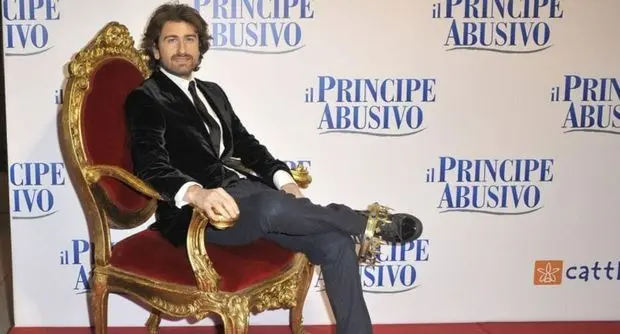 "Il Principe Abusivo" di Alessandro Siani: un esordio registico da record d'incassi