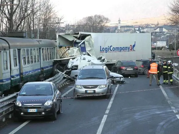 Sondrio, camion invade i binari e travolge un treno: due morti