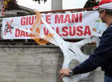 Tav: presentato progetto a Susa (Torino). Attivisti lanciano pietre