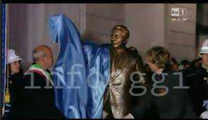 Da ieri sera la statua di Mike Bongiorno troneggia nel " salotto buono" di Sanremo