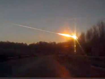 Esplosioni nei cieli di Mosca, paura per la pioggia di meteoriti [VIDEO SHOCK]