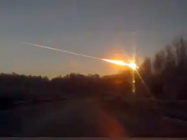 Esplosioni nei cieli di Mosca, paura per la pioggia di meteoriti [VIDEO SHOCK]