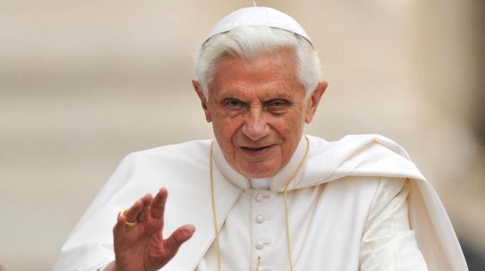 Il Papa: "Vicino a voi, ma nascosto al mondo"