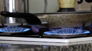 Treviso, donna si ustiona con padella delle frittelle