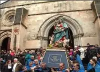 Cosenza, Festa del Pilerio: omaggio floreale alla Madonna in piazza dei Bruzi
