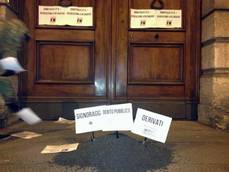 Verona, Forza Nuova provoca Bankitalia: letame davanti alla sede in Corso Cavour