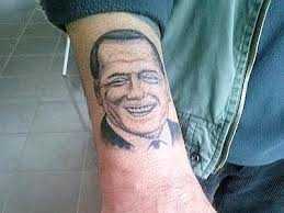 Disoccupato si tatua la faccia di Berlusconi sul braccio: «San Silvio, salvaci da Monti e Bersani»