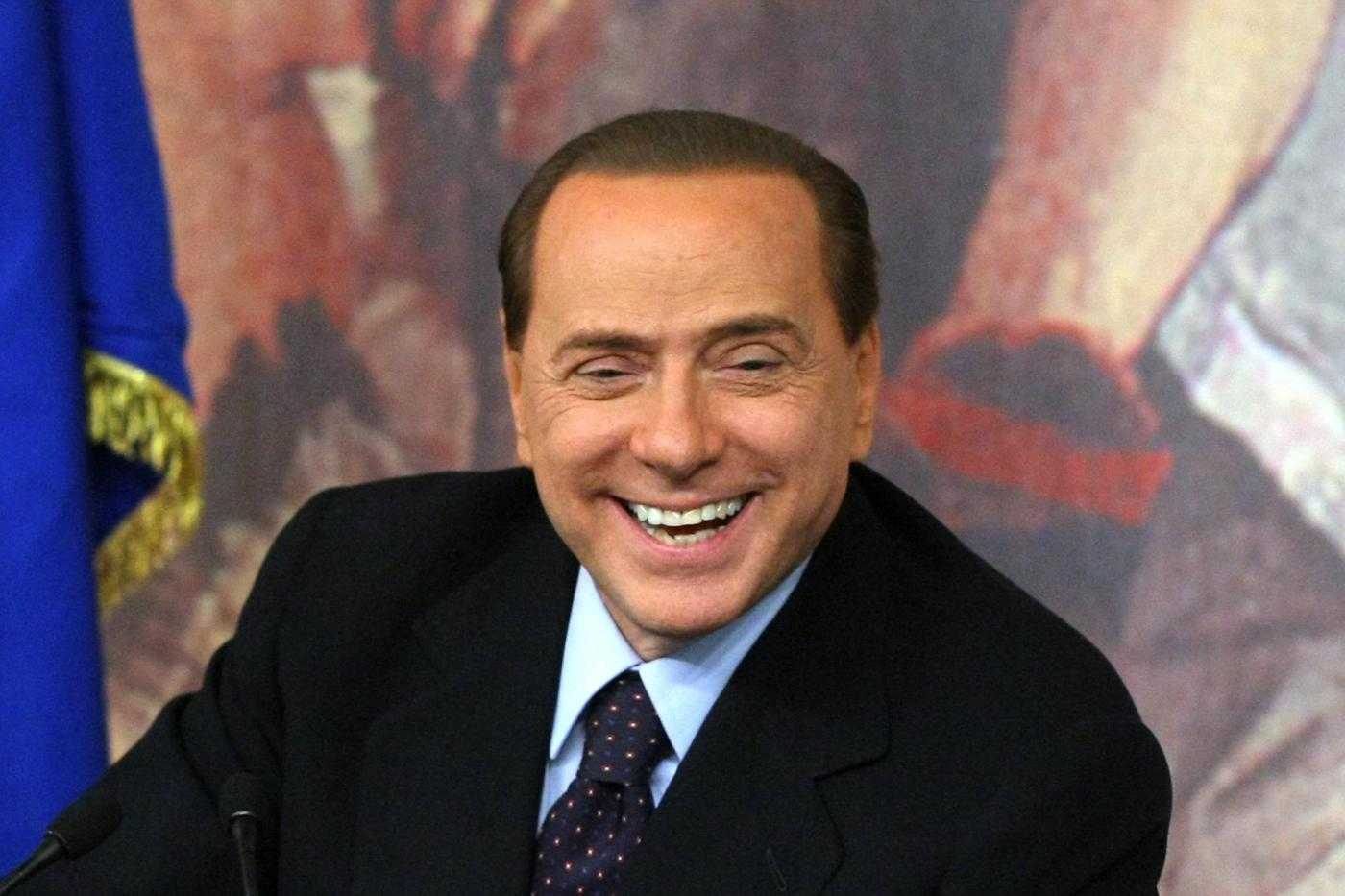 Berlusconi fa la corte a Renzi e dichiara: «Se avrò la maggioranza farò il condono tombale»