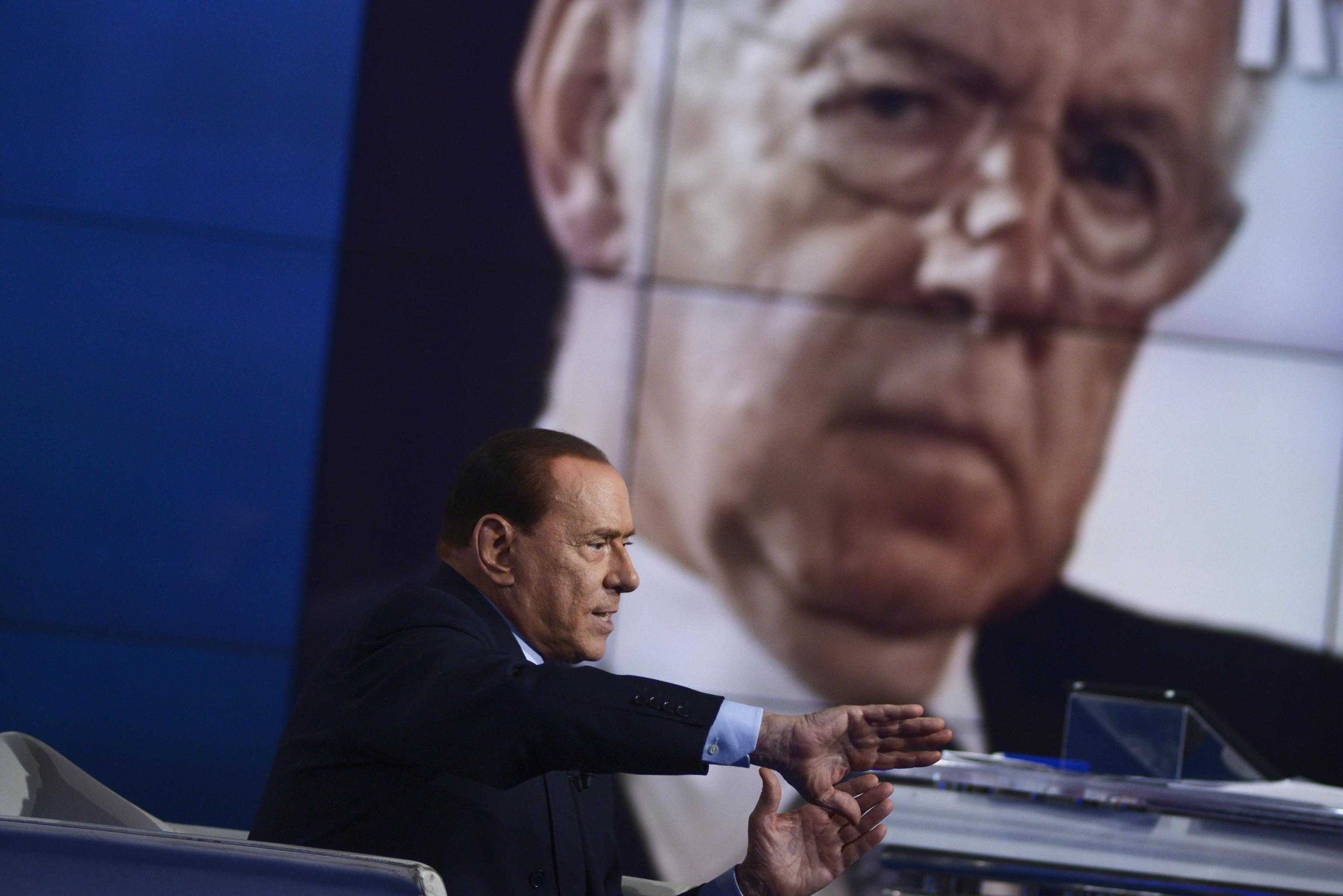 Mario Monti sfida Berlusconi in tv: "Il solito incantatore di serpenti"