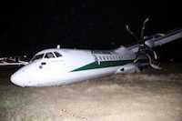 Fiumicino, aereo va fuori pista, 16 i feriti