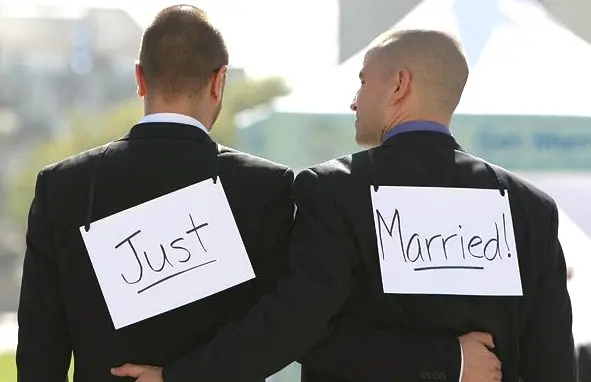 Nozze gay, via libera in Francia
