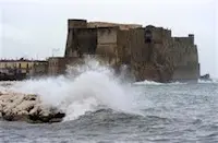 Napoli, mare agitato, collegamenti marittimi ridotti