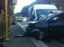 Roma: scontro tra un' automobile e una navetta dell'Ama