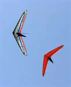 Compie un secolo e si regala un volo di parapendio
