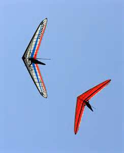 Compie un secolo e si regala un volo di parapendio