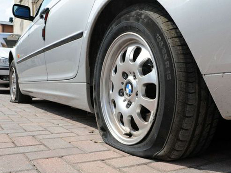 Crisi: gommista 80enne bucava gomme per aumentare i clienti