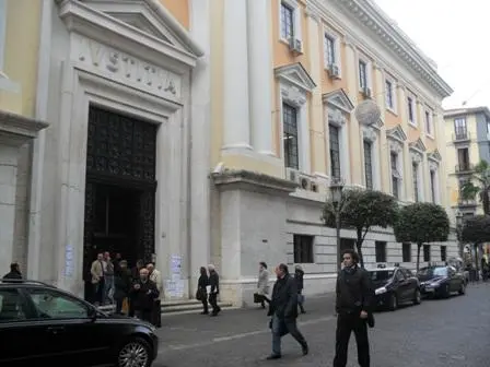 Salerno: uomo minaccia suicidio dal cornicione del Tribunale