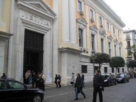 Salerno: uomo minaccia suicidio dal cornicione del Tribunale