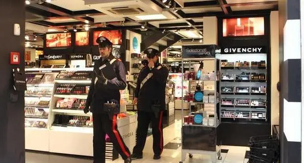 Rapina con maxi bottino in Via del Corso