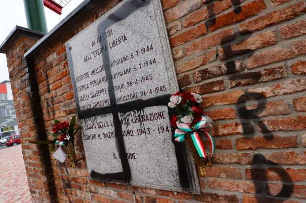 Torino, Giorno della Memoria: svastica su una lapide dedicata ai Partigiani. Indaga la Digos
