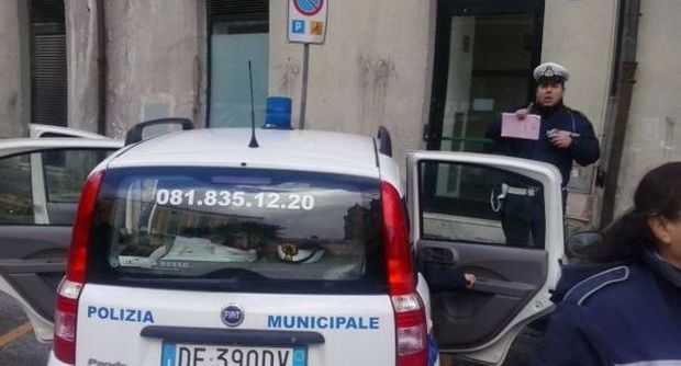 Frattamaggiore: l'auto dei vigili urbani in un posto disabili. Un uomo protesta e viene multato