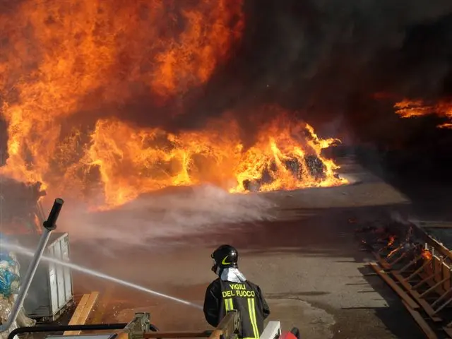 Incendio a Livorno, muore un bambino
