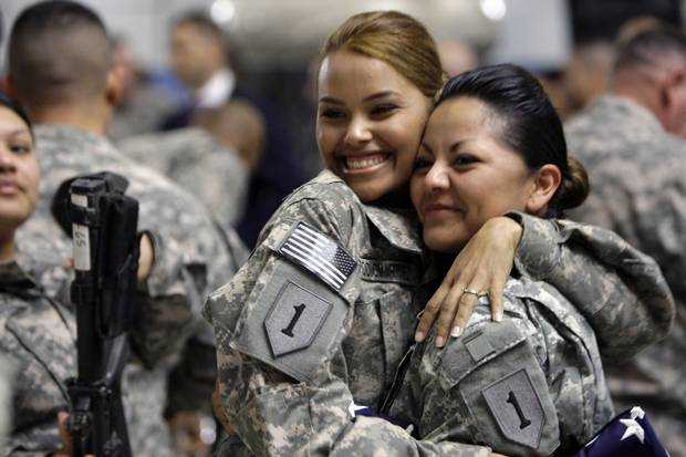 Soldatesse americane al fronte, pronte ai posti di combattimento